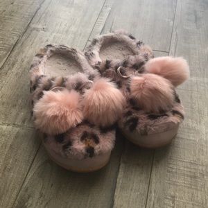 Toms pink cheetah faux fur slippers
